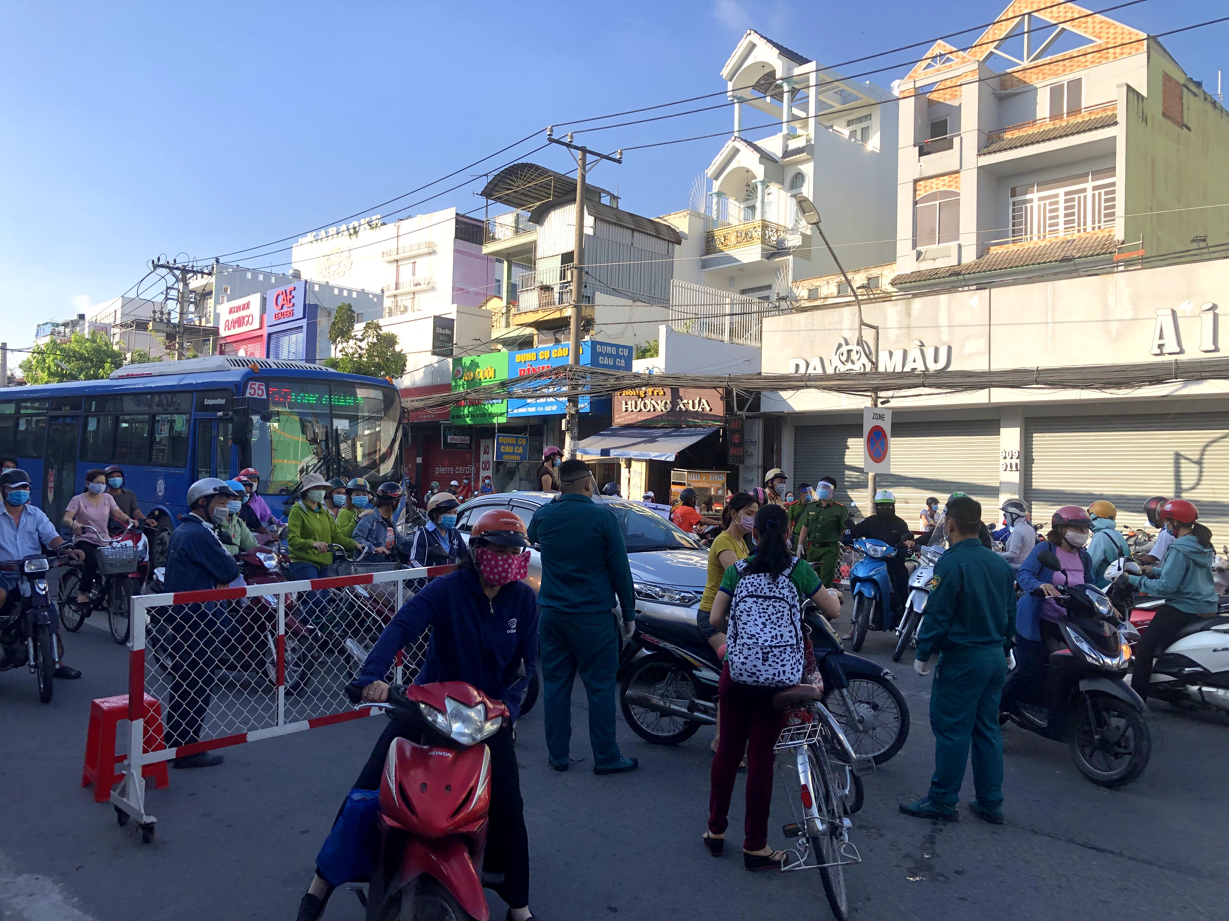 TP Hồ Chí Minh: Giao thông Gò Vấp hỗn loạn, người dân phải khai báo y tế mới được lưu thông